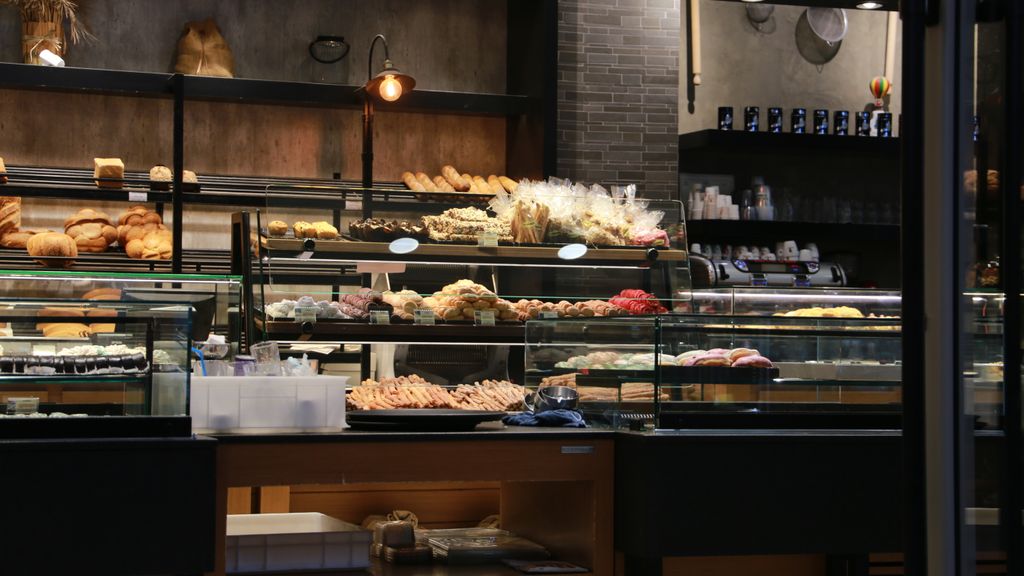 Il banco del panificio con pane e dolci