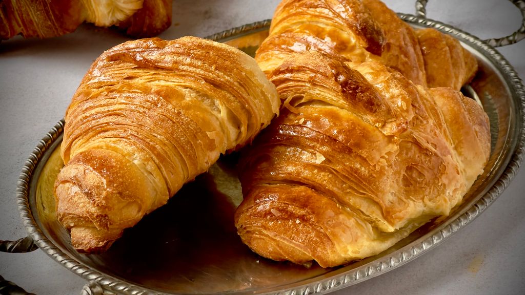 Cornetti appena sfornati sul vassoio