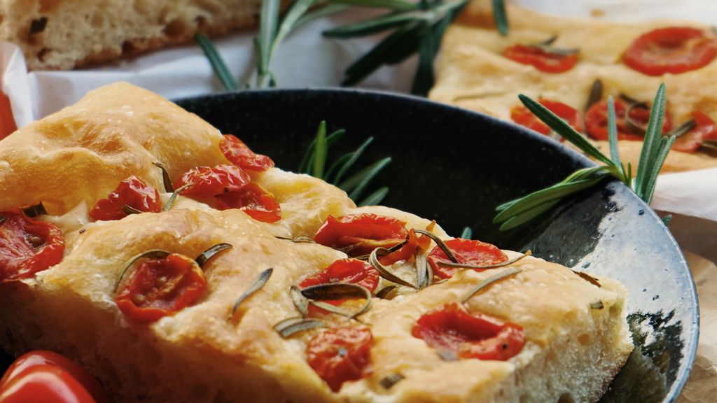 Focaccia al taglio appena sfornata