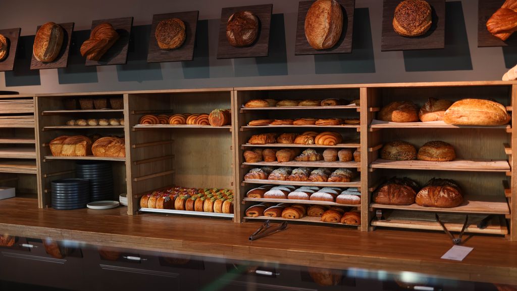 L'interno della bottega con gli scaffali di pane