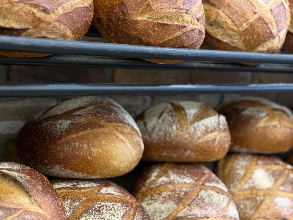 Gli scaffali di pane infarinato in bottega