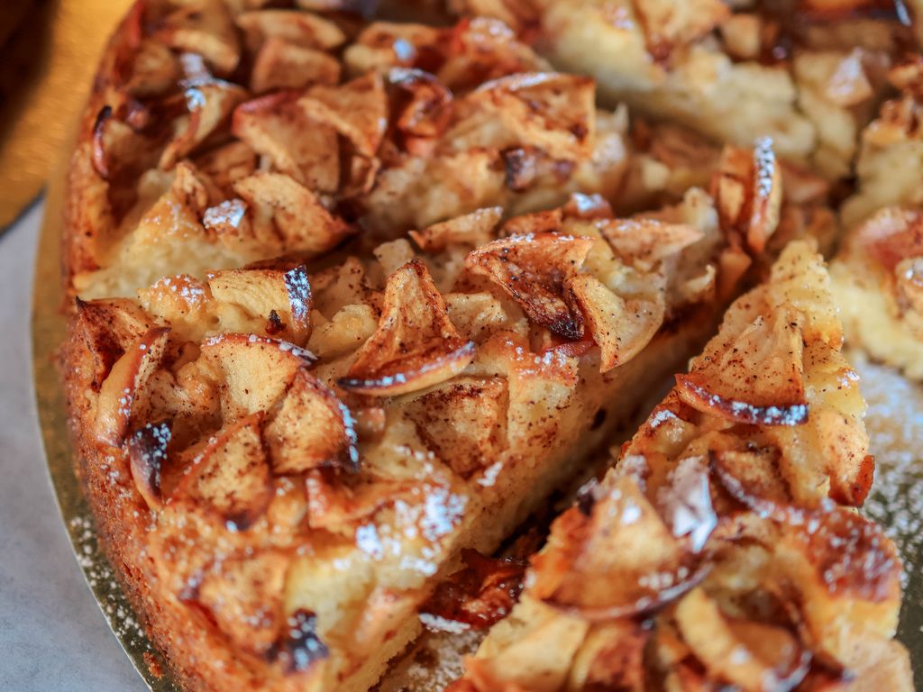 Torta di mele appena sfornata