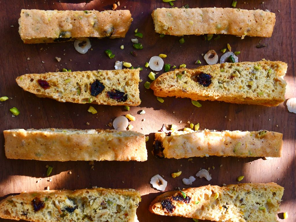 Cantucci e biscotti con pistacchi e frutti di bosco