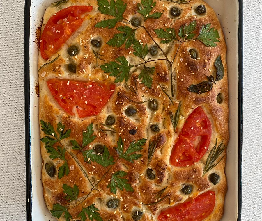 Focaccia con pomodorini, olive e rosmarino
