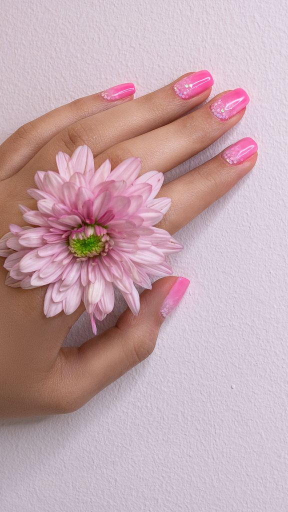 Nail art rosa con decoro floreale