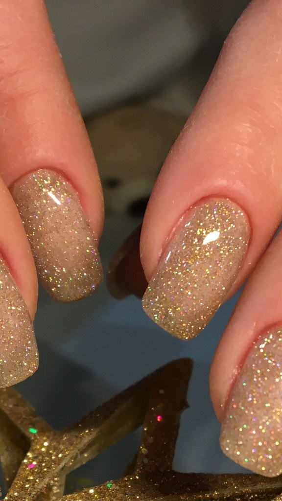 Dettaglio di una nail art con glitter